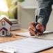 Un professionnel de l'immobilier qui souscrit une assurance professionnelle