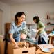 Deux jeunes femmes colocataires qui emménagent dans un appartement