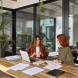 Deux femmes dans un bureau