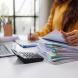 Une professionnelle de l'immobilier qui consulte des documents à son bureau