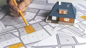 choisir un terrain de construction pour la construction de maisons sur une carte cadastrale