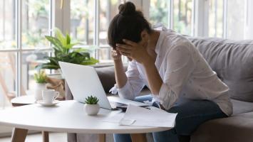 jeune femme inquiète