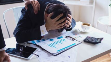 Homme contrarié 