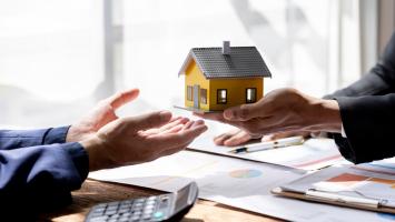 Un professionnel de l'immobilier lors d'un rendez-vous client.
