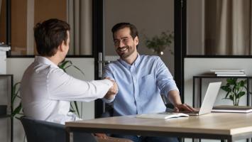 Heureux client et agent immobilier se serrant la main