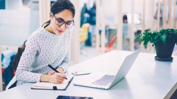 Une mandataire de biens qui s'occupe de la gestion locative pour ses mandants