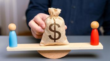Sac d'argent sur une balance entre deux figurines symbolisant une négociation financière.