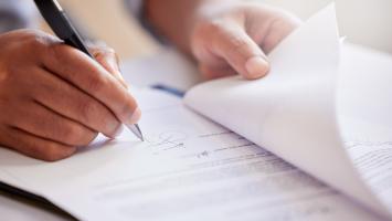 Une personne signant un document officiel