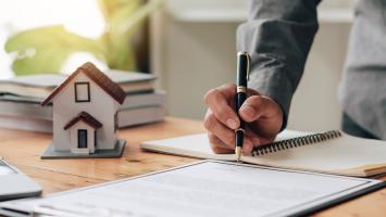 Un professionnel de l'immobilier qui souscrit une assurance professionnelle