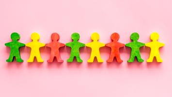 Figures humaines colorées en bois symbolisant la diversité et l'inclusion