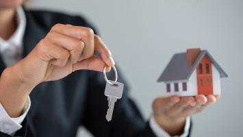 agent immobilier, clé de la main à son client après avoir signé un contrat