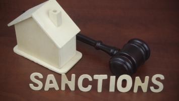 marteau du juge avec petite maisonnette et sanctions