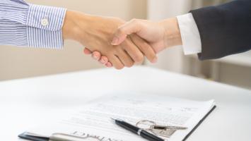 poignée de main au dessus du contrat