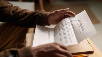 une personne recevant et tenant un avis d'expulsion