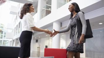 Deux femmes agents immobiliers qui se serrent la main