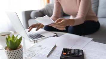 femme travaillant sur un ordinateur portable entrain de payer des factures