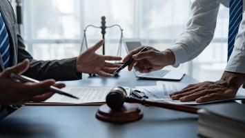 Avocats lisant les délais de prescription