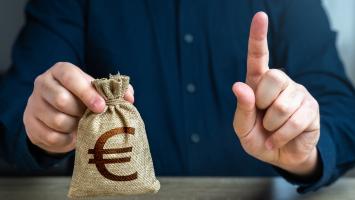 Un homme met en garde avec son doigt en offrant un sac à l'euro.