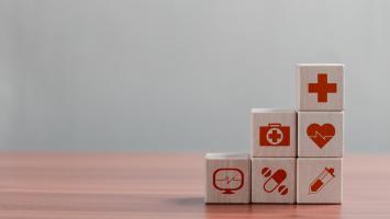 Symboles médicaux sur de petits blocs de bois carrés