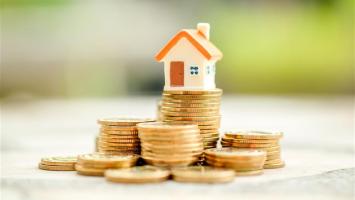 maisonnette sur des piles de pieces 