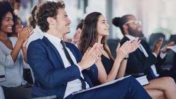 Des professionnels de l'immobilier qui suivent une formation
