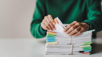 personne qui feuilleutte des documents 