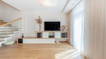 grand salon moderne d'un appartement 