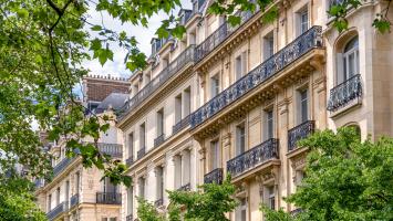 La façade d'un immeuble haussmannien à Paris