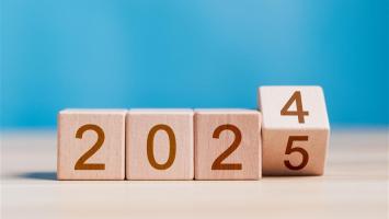dés en bois avec écrit 2024-2025