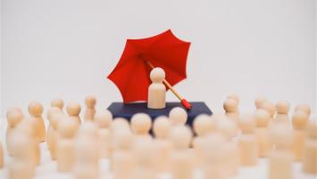 Pleins de pions en bois dont un bien protéger avec un parapluie 
