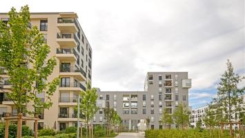 immeuble moderne avec verdure 