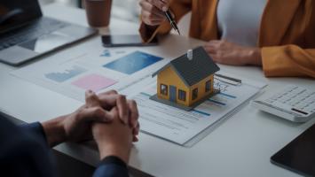 Des professionnels de l'immobilier qui échangent sur les droits locatifs