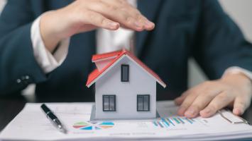 Bail commercial : Obligation de souscription d’une assurance PNO et déplafonnement