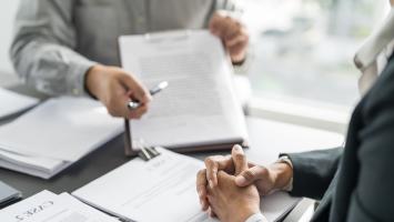 copropriétaires montrant un document à un copropriétaires bailleurs
