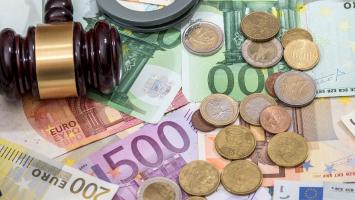 Des billets de banque et des pièces de monnaie
