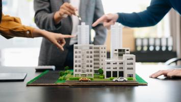 plusieurs personnes pointant des copropriétés