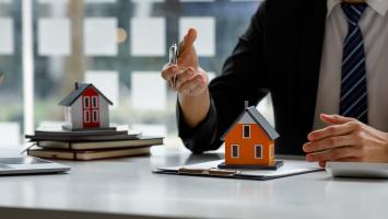 Un professionnel de l'immobilier en rendez-vous client