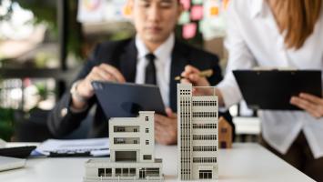 Des professionnels de l'immobilier qui travaillent sur des projets de copropriété