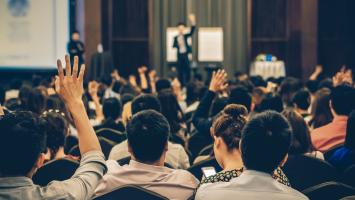 Des professionnels de l'immobilier qui suivent une formation