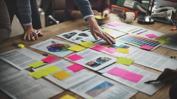 Un professionnel qui travaille sur l'ouverture de son agence