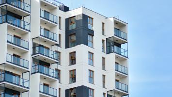 Un immeuble neuf gris et blanc en copropriété