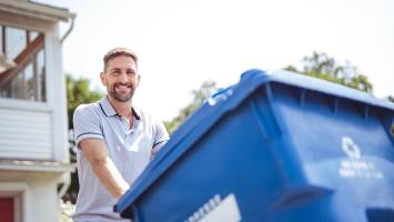 gardien qui sort les poubelles