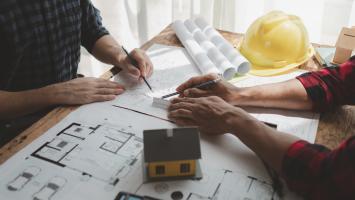 Des professionnels qui travaillent sur des plans de construction