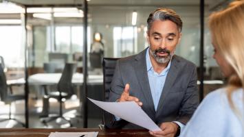 Un agent immobilier en rendez-vous avec un client dans son agence immobilière