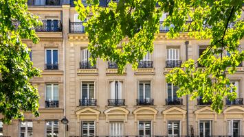 La façade d'un bâtiment de type haussmannien à Paris