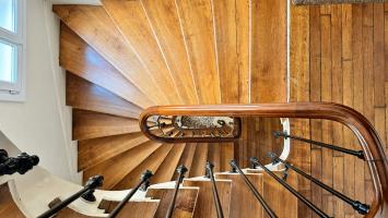 Des escaliers en bois dans un immeuble