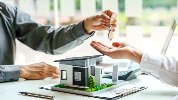 Un agent immobilier qui remet les clés d'un logement à son propriétaire