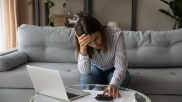Une femme propriétaire-bailleur qui fait face à des impayés de loyer