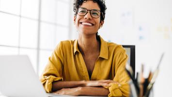 Une mandataire d'assurance souriante