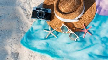Des accessoires pour l'été posés sur une serviette de plage
